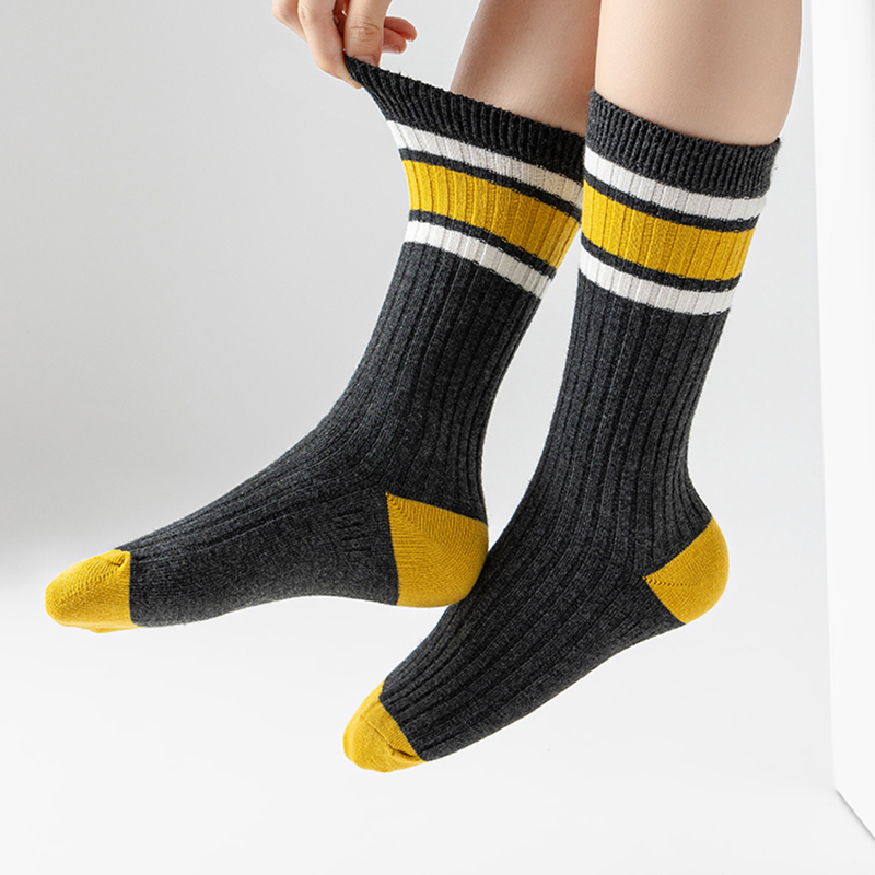 Calcetines juveniles casuales a rayas de media caña