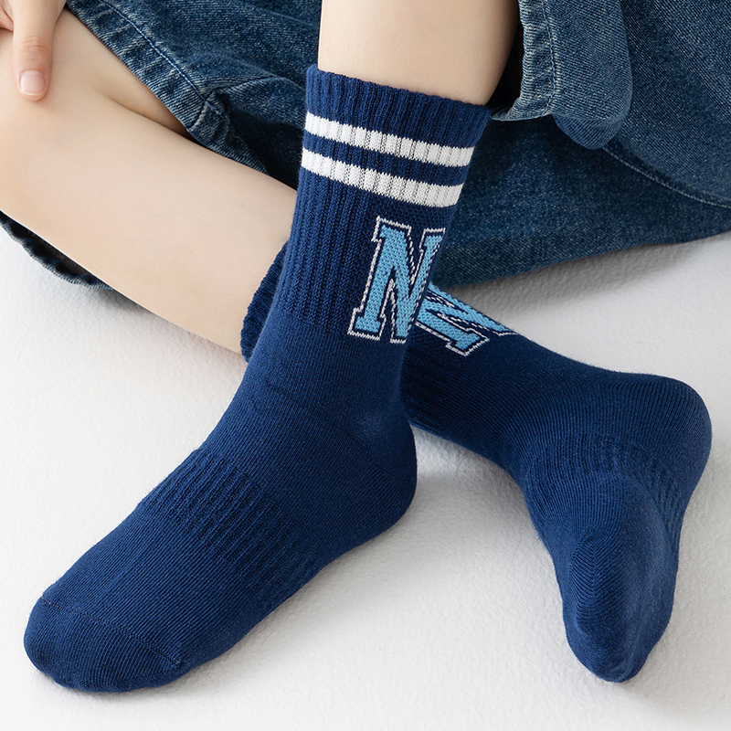 Calcetines juveniles hasta el tobillo con diseño de letras