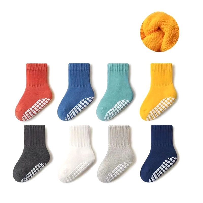 Paquete de 8 calcetines de tripulación con agarre antideslizante y cálidos para bebés pequeños, suaves y cálidos